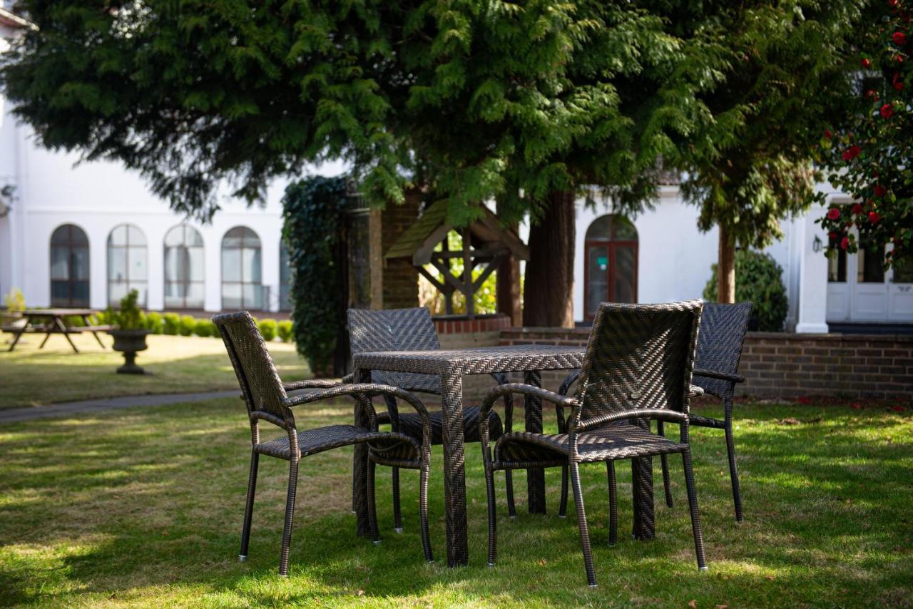 Copthorne Effingham Gatwick Hotel Exterior foto