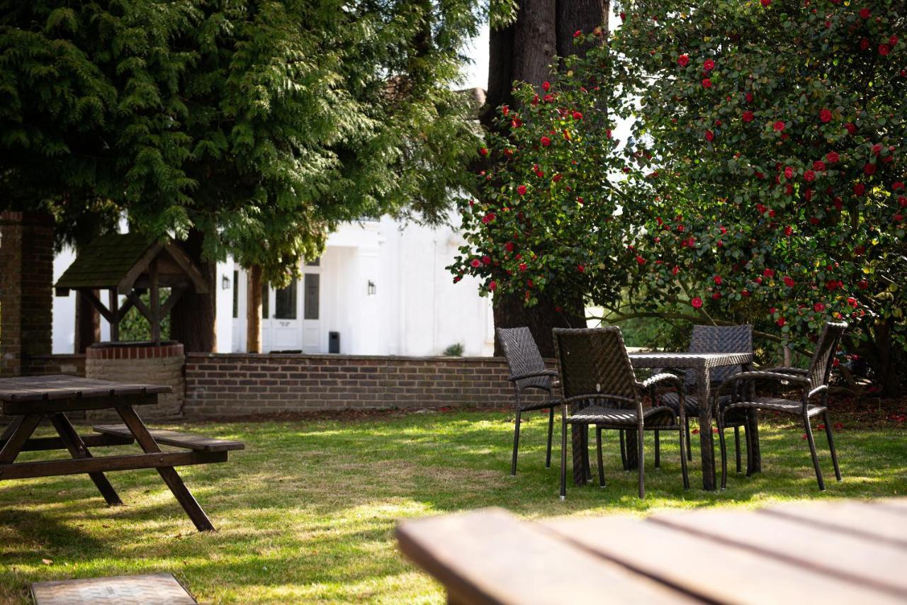 Copthorne Effingham Gatwick Hotel Exterior foto